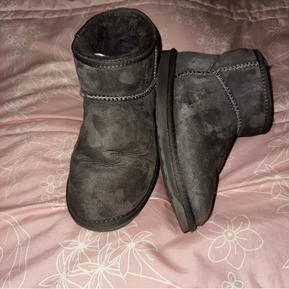 The EMU Australia Stinger Micro Women's Size 6 Suede Sheepskin Gray Boot